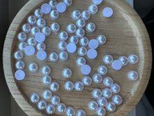 Load image into Gallery viewer, Pearls various colours - glue on.
