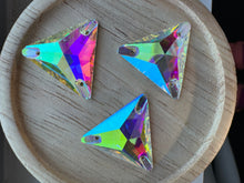 Load image into Gallery viewer, 22mm Glass sew on triangle
